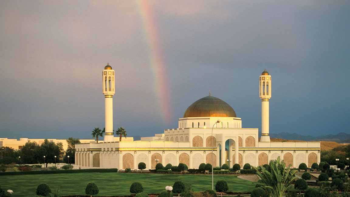 Mosche des Sultans mit Regenbogen im Oman