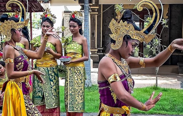 Tänzerinnen auf Bali in traditioneller Kleidung