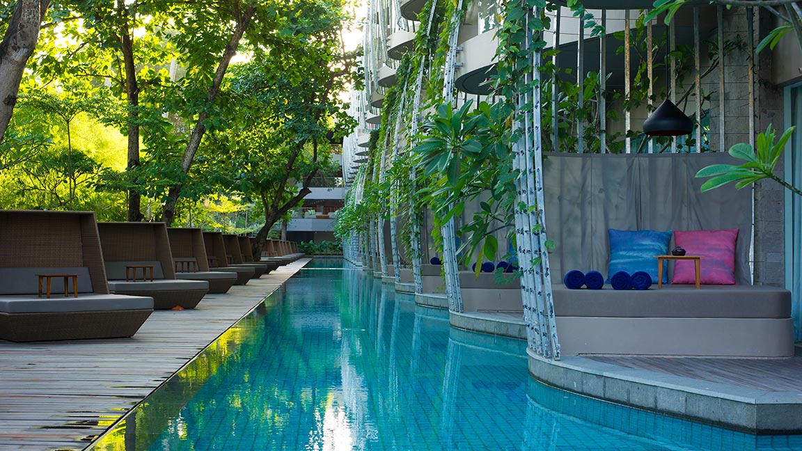 Relax Liegen im Maya Sanur Resort & Spa Bali am Pool