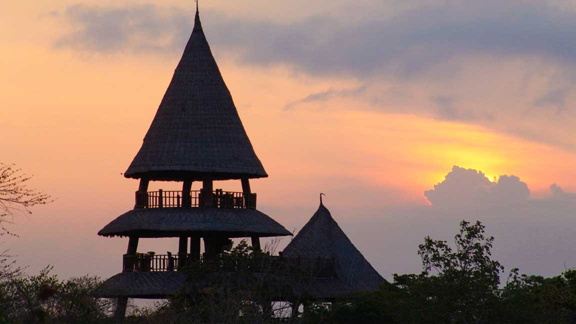 Turm des Hotel The Menjangan auf Bali