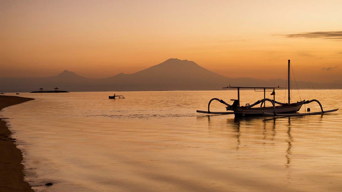 Meer beim Maya Sanur Resort & Spa Bali im Sonnenuntergang