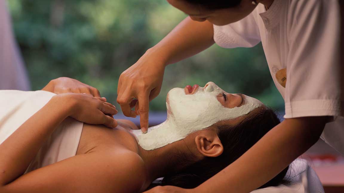 Anwendung mit Gesichtsmaske im Maya Ubud Resort & Spa auf Bali