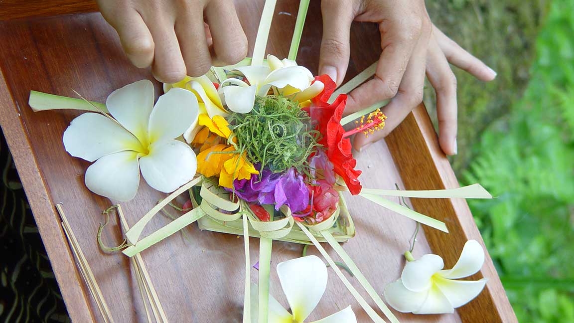Wunderschöner Blumenschmuck künstlerisch geflochten im Maya Ubud Resort & Spa auf Bali