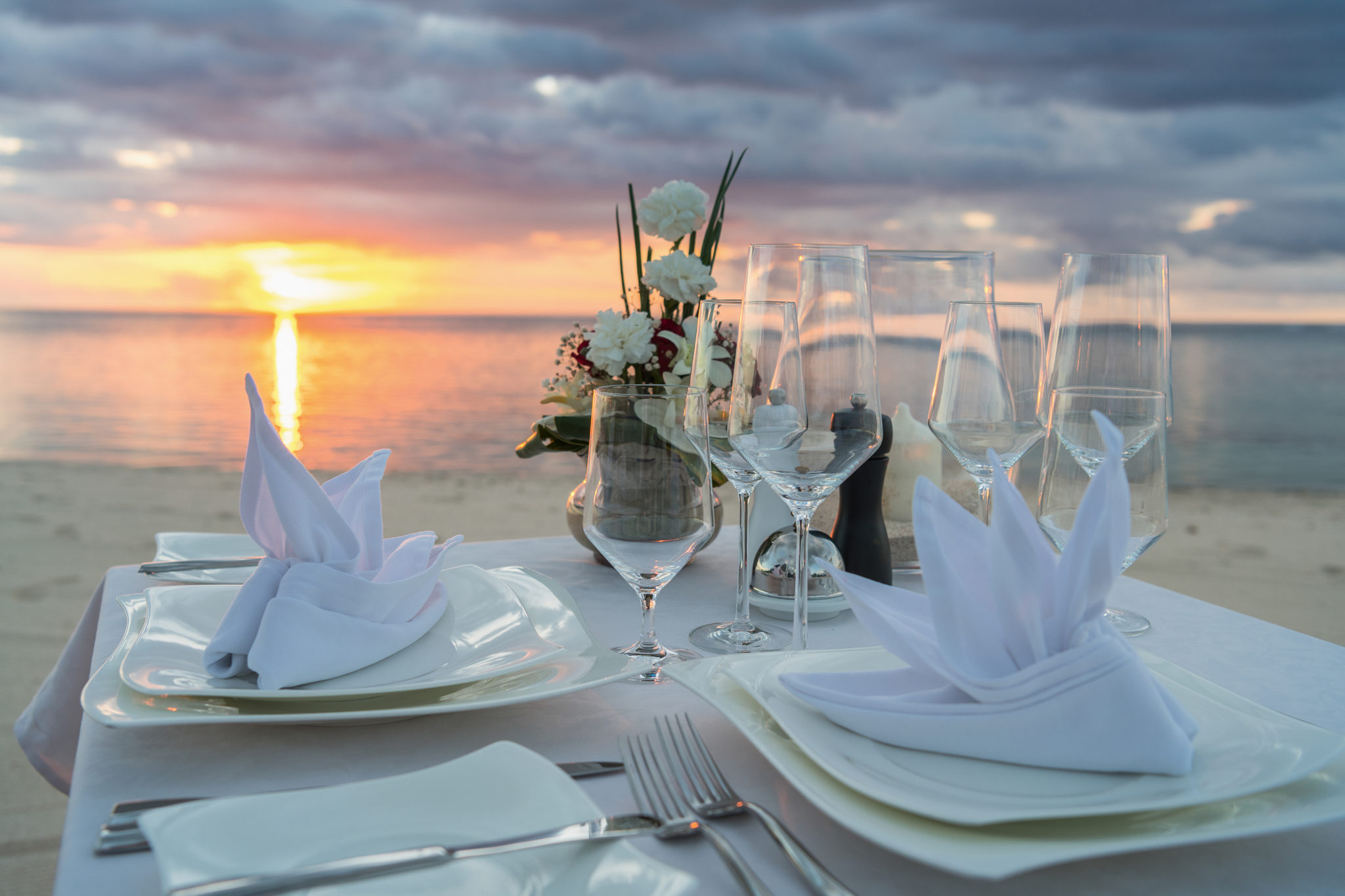 Gedeckter Tisch am Strand für Dinner nach der Hochzeit auf Mauritius