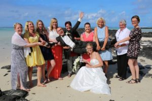 Hochzeitsgesellschaft am Strand von Mauritius - die Hochzeitsreise kann beginnen