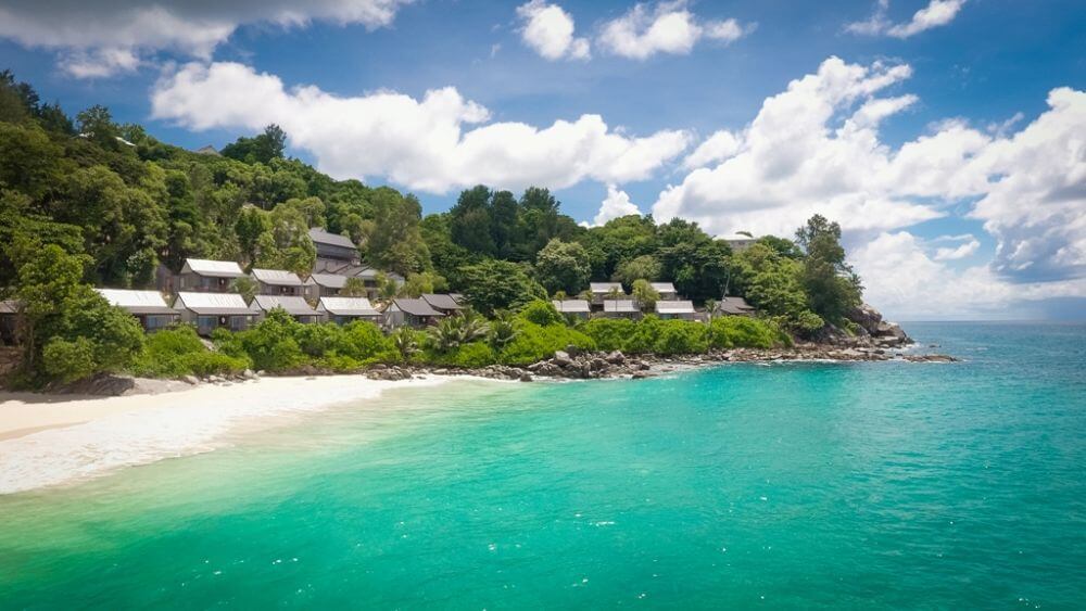 Blick auf die Hotelanlage direkt am Meer