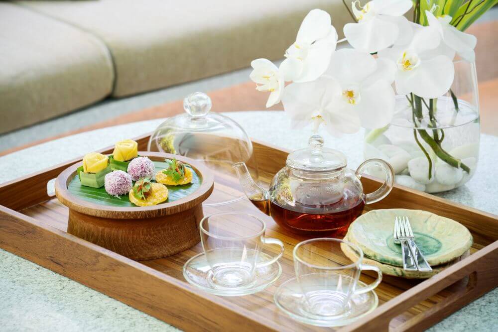 Teetablett mit Orchideen