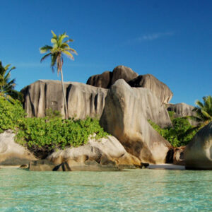 Ikonische Felsen an einem Bilderbuchstrand der Seychellen - Fenners Reisen ist Ihr Reisebüro im Raum Starnberg und München für einzigartige Individualreisen zu Traumzielen weltweit