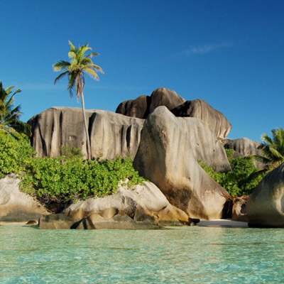Ikonische Felsen an einem Bilderbuchstrand der Seychellen - Fenners Reisen ist Ihr Reisebüro im Raum Starnberg und München für einzigartige Individualreisen zu Traumzielen weltweit