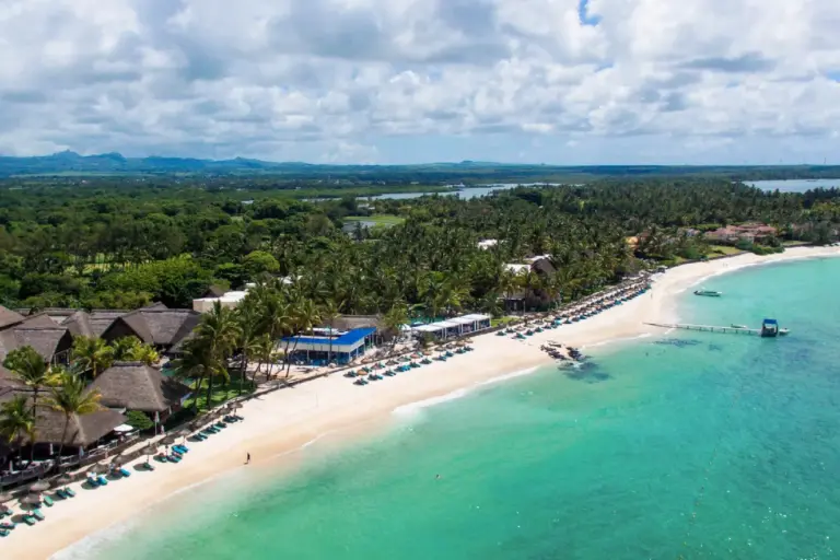Blick von oben auf den idyllischen Traumstrand und das Hotel Constance Belle Mare Plage, buchbar bei Fenners Reisen