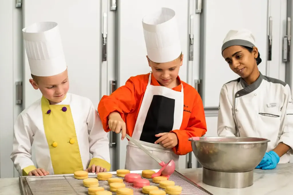 Kinderköche im familienfreundlichen Hotel Constance Belle Mare Plage auf Mauritius - das Kinderprogramm ist sehr abwechslungsreich! Fenners Reisen organisiert Ihren Familienurlaub auf Mauritius.