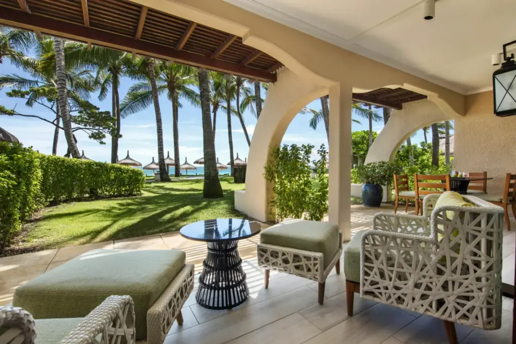 Stilvolle Lounge-Möbel und Essecke auf der privaten Terrasse mit Meer- und Gartenblick im Ihrem maßgeschneiderten Mauritiusurlaub, buchbar bei Fenners Reisen