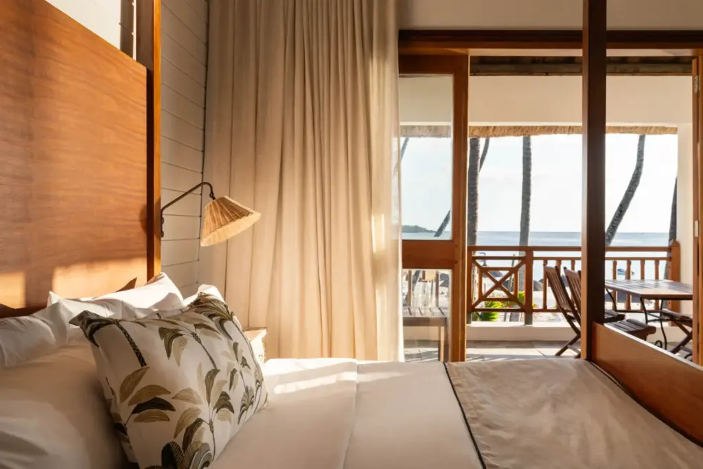 Blick vom Bett hinaus auf den Ozean in einem Zimmer des Constance Sakoa Boutik Hotels, buchbar bei Fenners Reisen