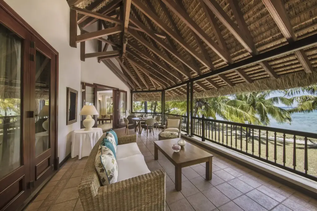 Eine geräumige Terrasse mit gemütlichen Möbeln und Blick auf den Indischen Ozean - Katharina Fenners ist auf Luxusreisen auf die Trauminsel Mauritius spezialisiert und verwirklicht Ihre Wünsche individuell!