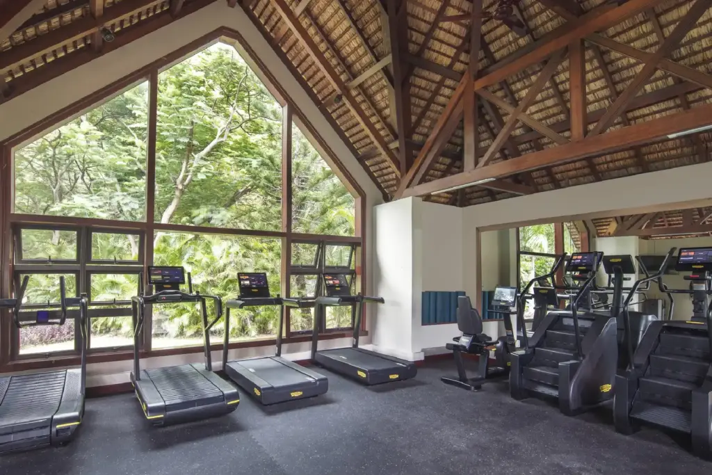 Ein gut ausgestattetes Fitnessstudio mit Blick ins tropische Grün - auch das gehört zum perfekten Hotelaufenthalt in Mauritius dazu. Katharina Fenners organisiert Ihren Aufenthalt!