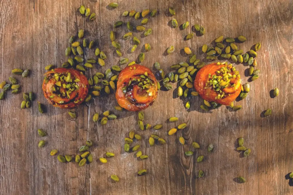 Drei kunstvoll mit Kürbiskernen garnierte Tomaten - die Kulinarik im Dinarobin Beachcomber Golf Resort & Spa ist außergewöhnlich! Buchen Sie jetzt einen unvergesslichen Aufenthalt bei Fenners Reisen!