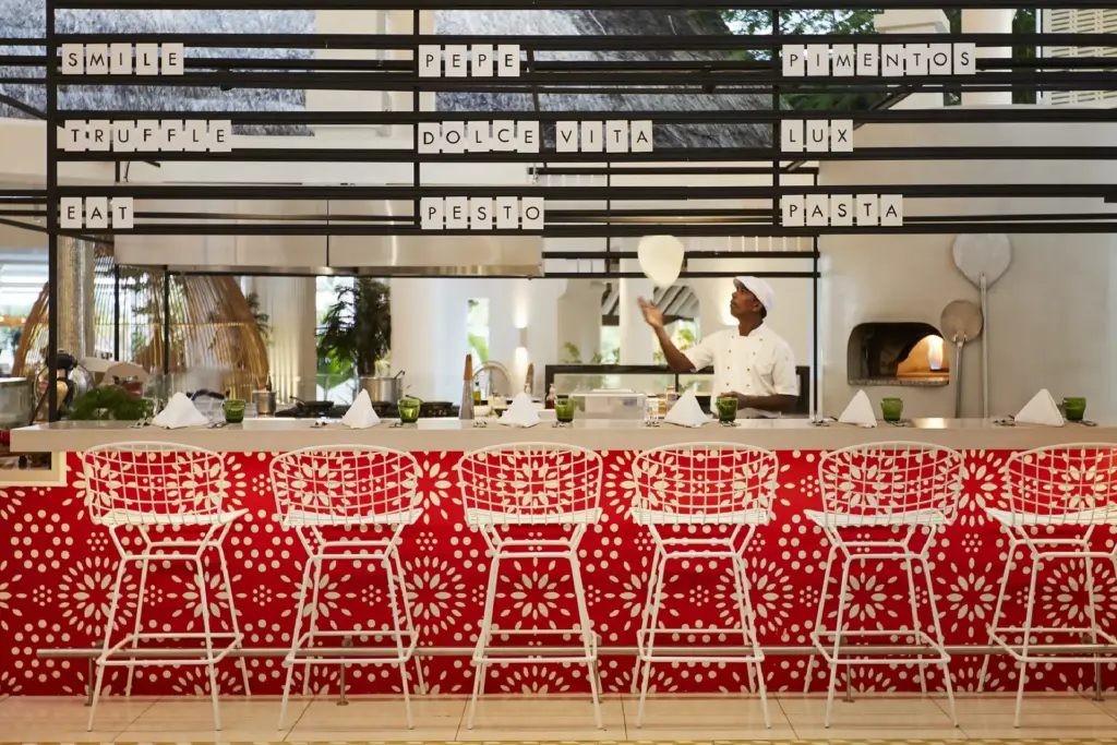 Barhocker vor einer rot verzierten Theke Die Inneneinrichtung