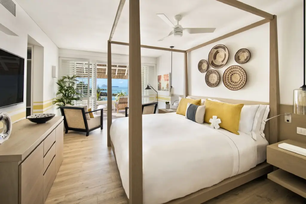 Lichtdurchflutete Zimmer mit knalligen Akzenten - so übernachten Gäste im LUX Grand Gaube auf Mauritius, buchbar bei Fenners Reisen