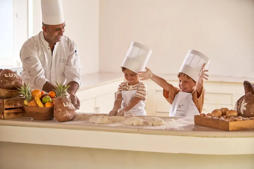 Kinder haben spaß in einem Kochkurs - im LUX Le Morne wartet ein abwechslungsreiches Programm für Groß und Klein.