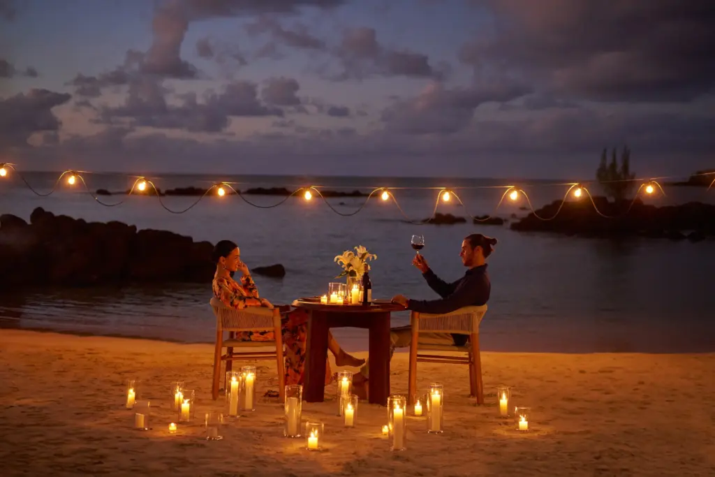 Ein Paar beim romantischen Dinner am Strand - eine Luxusreise Mauritius sorgt für viele romantische Momente. Auch Hochzeiten und Flitterwochen auf der Trauminsel Mauritius setzt Katharina Fenners für Sie um.