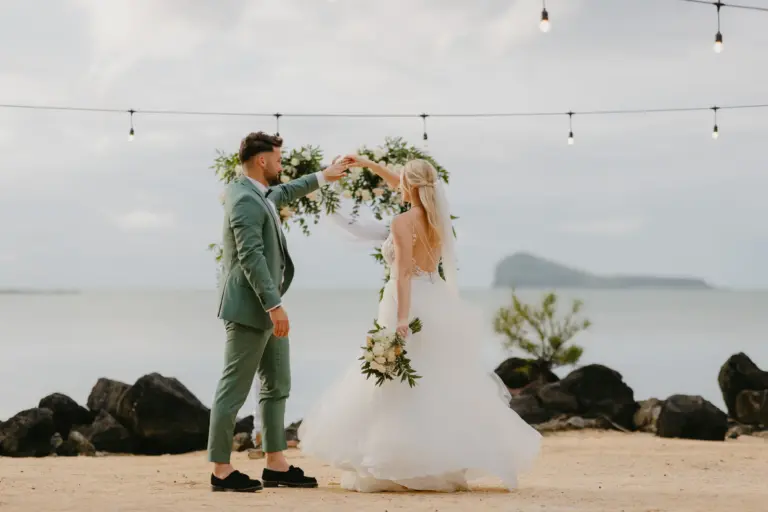 Ein Paar heiratet am Traumstrand von Mauritius. Katharina Fenners macht Hochzeiten und Flitterwochen auf Mauritius möglich!
