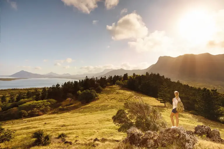 Eine Frau wandert durch die Landschaft rund um Le Morne auf Mauritius. Wandern - im Rahmen einer Luxusreise Mauritius kein Problem. Buchen Sie Ihren Traumurlaub jetzt bei Fenners Reisen.