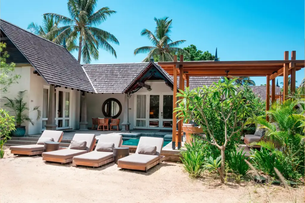 Family Beachfront Luxury Suite Pool Villa auf Mauritius ist eine Luxusvilla direkt am Strand mit Platz für die ganze Familie und kann bei Fenners Reisen gebucht werden