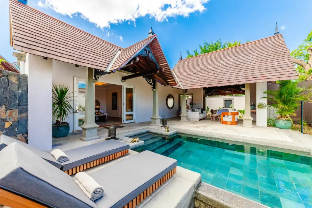 Liegen am Pool einer privaten Villa auf Mauritius, buchbar bei Fenners Reisen
