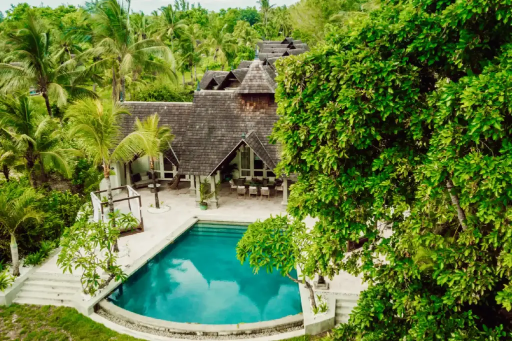 Die Presidential Villa liegt verborgen zwischen viel tropischem Grün und bietet einen riesigen, türkis schimmernden Pool. So intim kann Ihr Luxusurlaub auf Mauritius mit Fenners Reisen sein