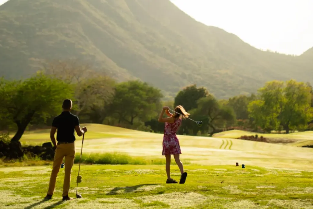 Ein Paar spielt Golf in umwerfender tropischer Kulisse - die Insel Mauritius ist ein Paradies für Golfliebhaber. Katharina Fenners kennt sich bestens aus und hat hervorragende Tipps für Ihre nächste Reise!