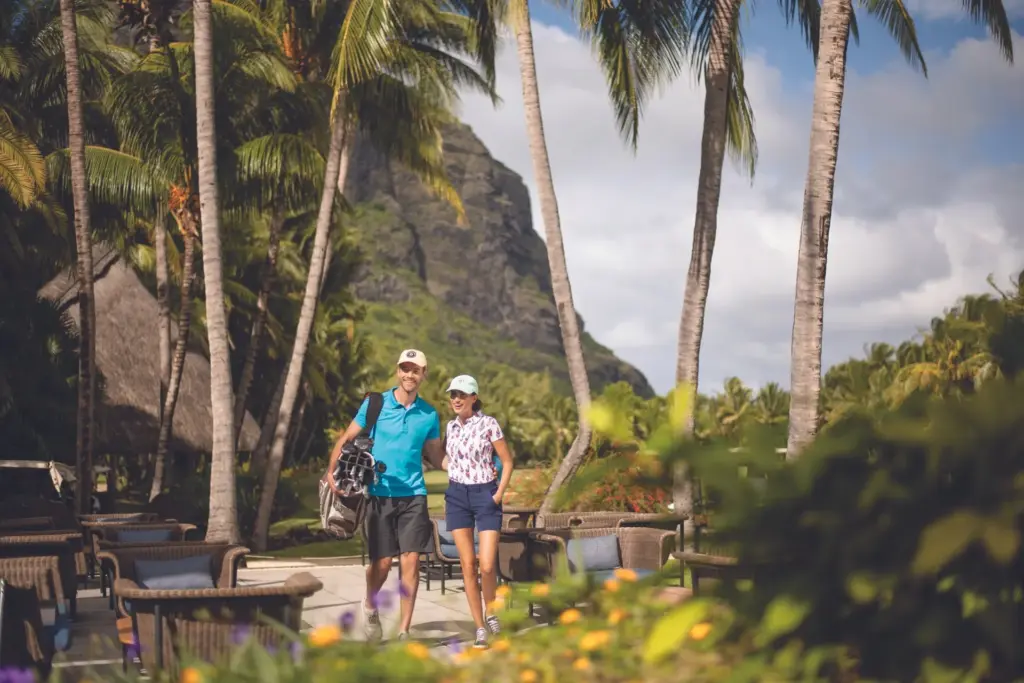 Ein paar macht sich auf den Weg zum Golfplatz am Fuße des Le Morne Brabant - Katharina Fenners kennt die besten Golfplätze auf Mauritius und berät Sie persönlich!