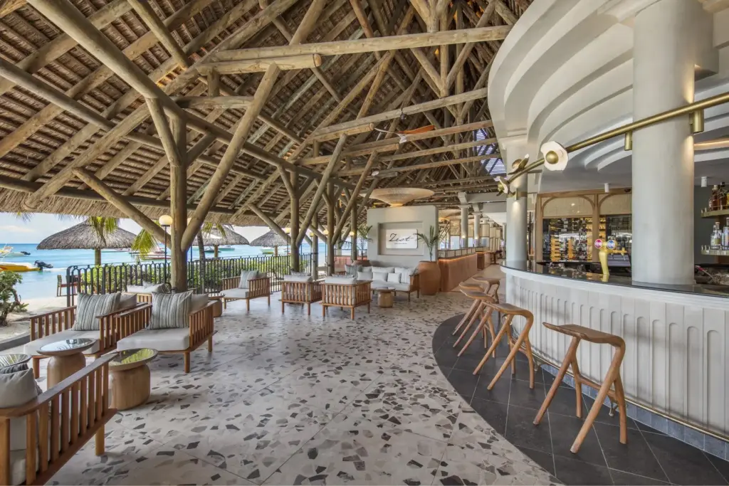 Trendy und schick ist die Ausstattung in den Innen- und Außenbereichen des Paradis Beachcomber Hotels auf Mauritius, so wie hier im Zest Restaurant mit Blick auf den Strand. Katharina Fenners organisiert Ihren Aufenthalt in den besten Resorts der Trauminseln des Indischen Ozeans!