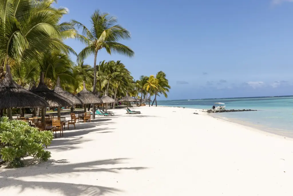 Der puderweiße Sandstrand vor dem Paradis Beachcomber Golf Resort und Spa sieht aus wie aus dem Bilderbuch. Katharina Fenners ist auf die Trauminsel Mauritius spezialisiert und berät Sie individuell und persönlich!