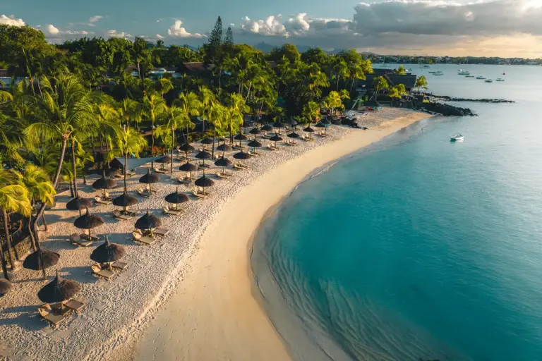 Blick auf die ruhige und private Bucht vor dem Royal Palm Beachcomber Luxury, buchbar für Ihre Luxusreise Mauritius bei Fenners Reisen