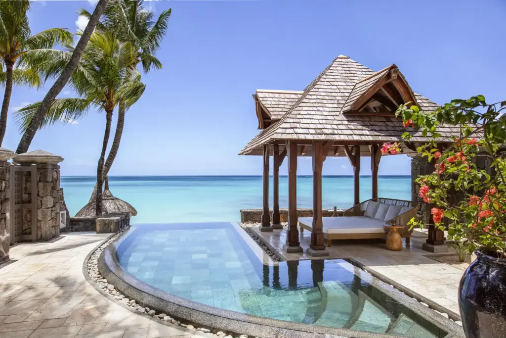 Der Infinity Pool der Royal Suite verschmilzt mit dem Meer. Gäste genießen die Vorzüge eines privaten Strandzugangs und eines eigenen Pavillon zum Entspannen. Der Aufenthalt im Royal Palm Beachcomber Luxury ist buchbar bei Fenners Reisen