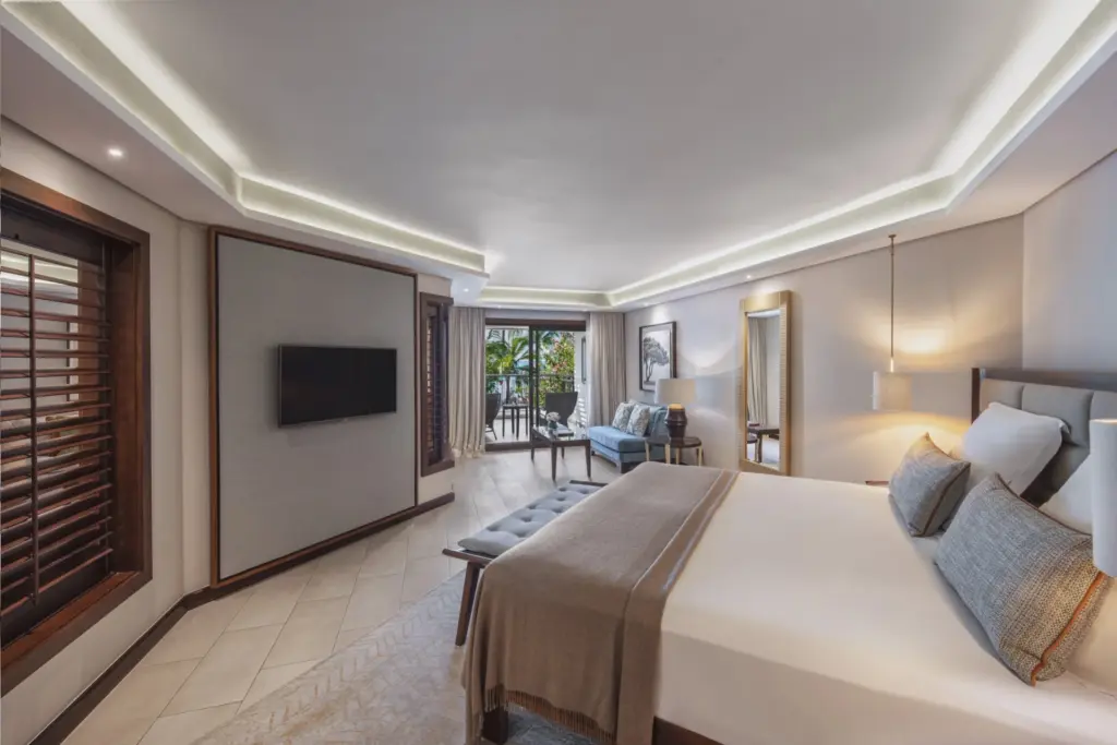 Die Ocean Suites bieten dank geschickter Raumaufteilung mit Holztrennwänden Platz für zwei Erwachsene und zwei Kinder - Katharina Fenners ist auf Reisen nach Mauritius spezialisiert und plant für Sie den perfekten Familienurlaub