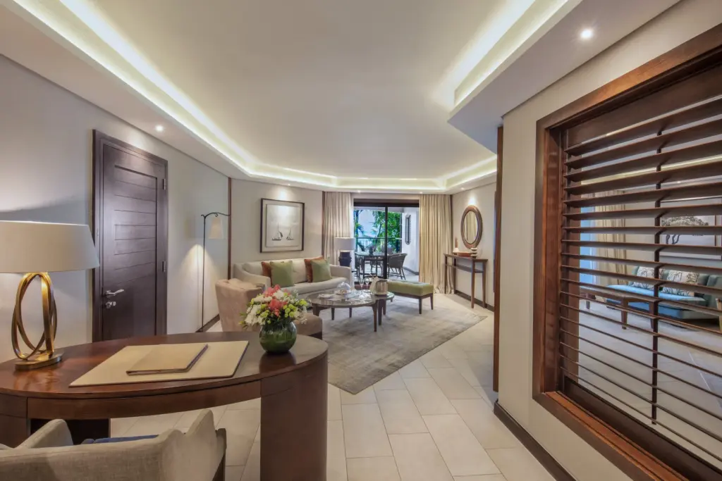 Dank geschickt platzierter Holz-Trennwände ist das Raumgefühl in den Ocean Suites sehr großzügig. Buchen Sie den Aufenthalt bei Fenners Reisen!