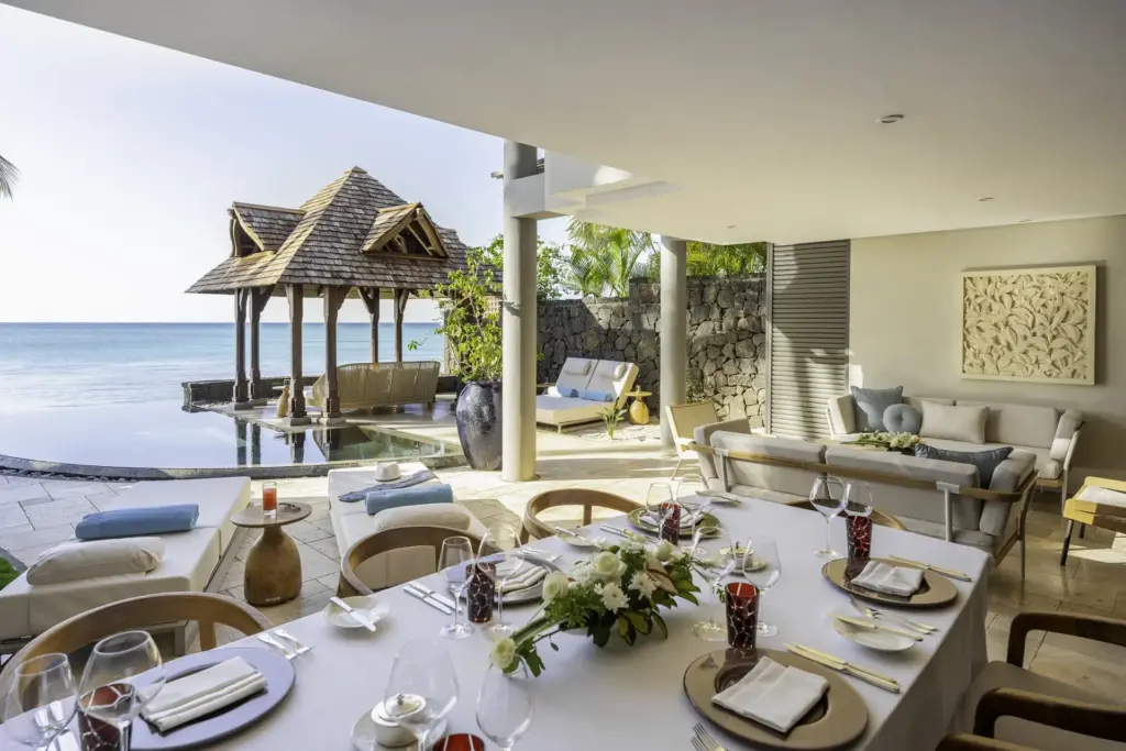 Der Blick vom festlich gedeckten Tisch auf der Terrasse der großzügigen Royal Suite schweift über Pool und Meer - so luxuriös kann der Aufenthalt auf Mauritius sein. Katharina Fenners berät Sie individuell!