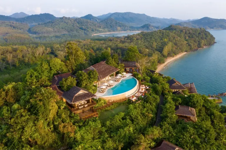 Blick aus der Luft auf das spektakuläre The Hilltop Restaurant des Six Senses Yao Noi, buchbar bei Fenners Reisen