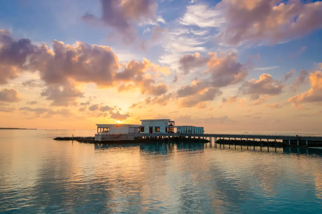 Das Feeling Koi Restaurants des bei Fenners Reisen buchbaren Amilla Maldives im Sonnenuntergang.