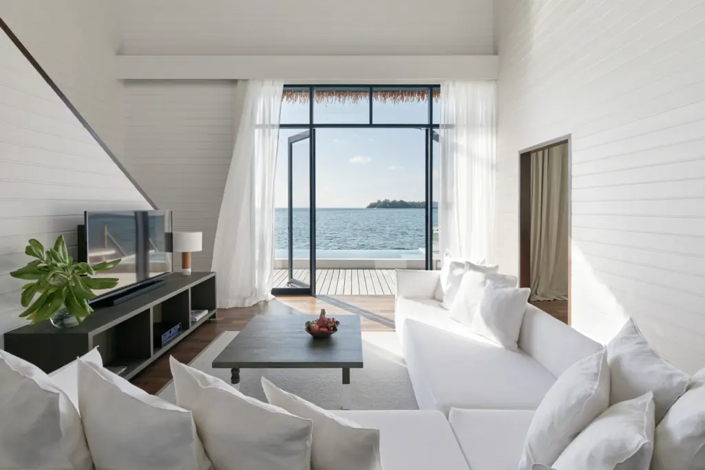 Lichtdurchflutet bei schönstem Blick: Der Wohnbereich einer Water Villa des COMO Cocoa Island, buchbar bei Fenners Reisen