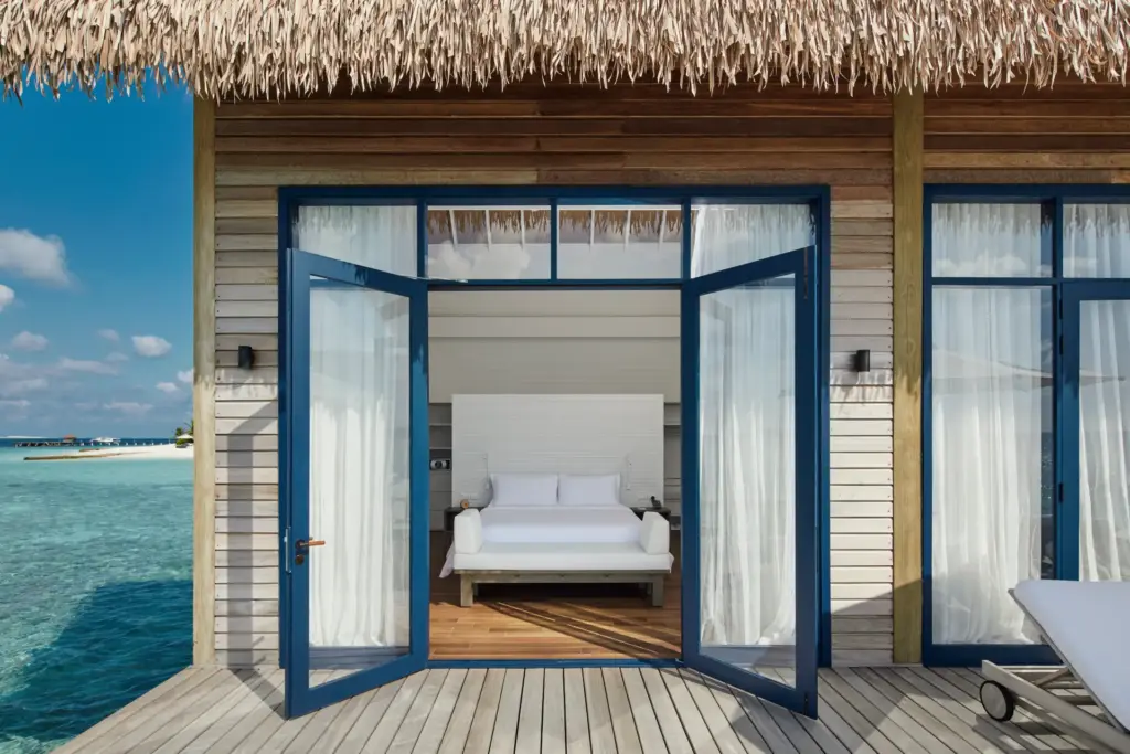 Blick ins Hauptschlafzimmer einer Wasservilla auf den Malediven. Buchen Sie einen Luxusurlaub im Indischen Ozean bei Fenners Reisen!