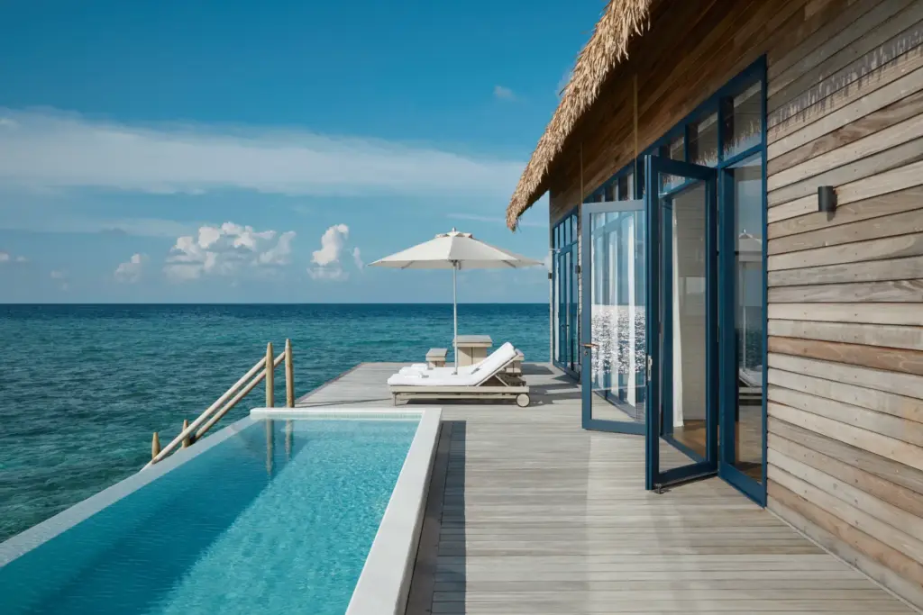 Pool und Terrasse einer Wasservilla des COMO Cocoa Island, buchbar bei Fenners Reisen