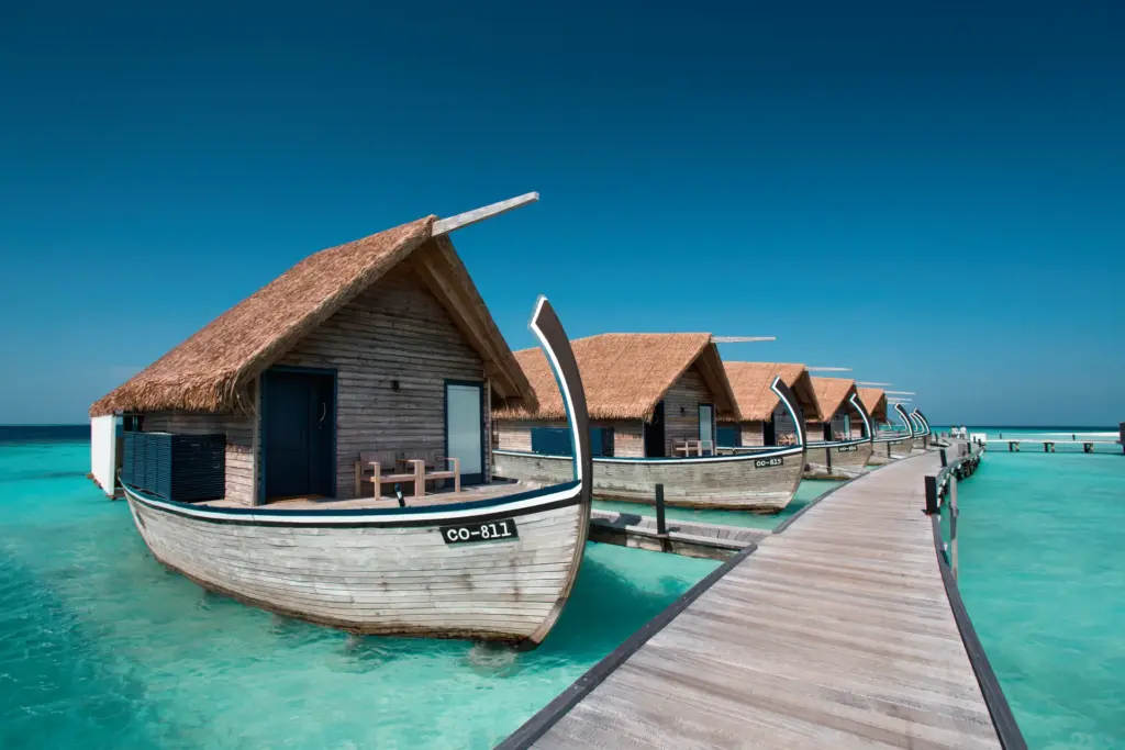 Die Dhoni Water Villas des COMO Cocoa Island sind typisch maledivischen Booten nachempfunden. Buchen Sie den Aufenthalt bei Fenners Reisen!