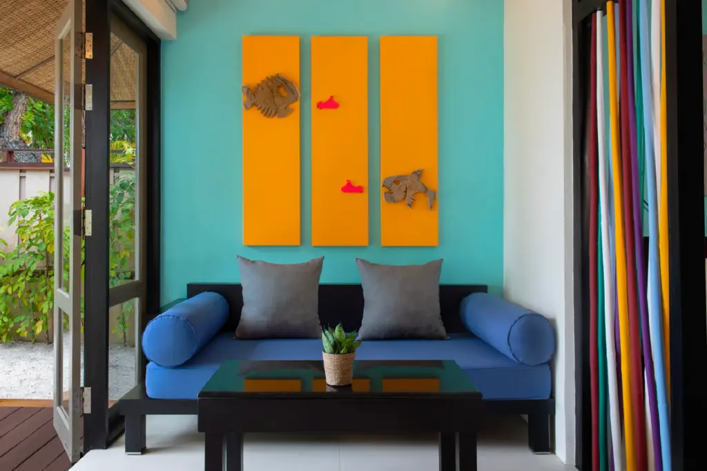 Farbenfrohe, maritime Akzente rund um das Schlafsofa in einer Beachfront Villa auf einer Trauminsel der Malediven. Katharina Fenners kennt die besten Hotels für Ihren Aufenthalt auf den Inseln im Indischen Ozean!