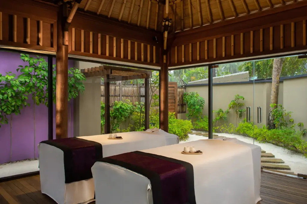 Zwei Spa-Liegen in tropischer Umgebung - der 8lements Spa des Dhawa Ihuru bietet echte Entspannung auf einer kleinen Trauminsel. Katharina Fenners arrangiert den Aufenthalt.