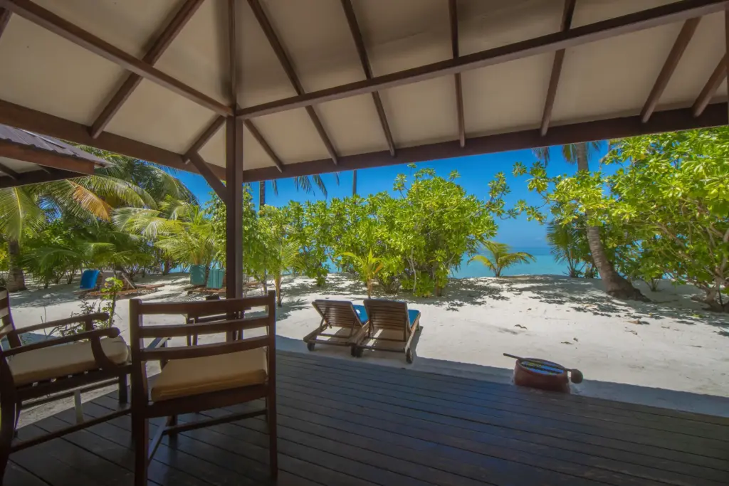 Die Terrasse einer Superior Villa des Filitheyo Island Resorts direkt am Strand - buchen Sie eine entspannte Auszeit auf den Malediven bei Fenners Reisen!