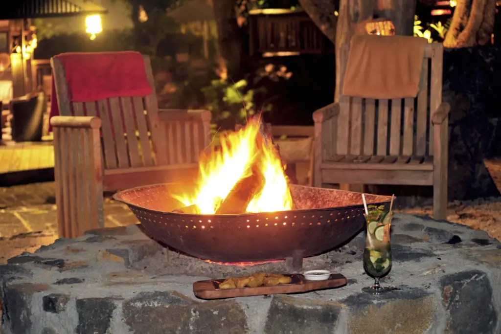 Eine Feuerschale sorgt im rustikalen Ambiente des Lakaz Chamarel auf Mauritius, buchbar bei Fenners Reisen, für Stimmung.