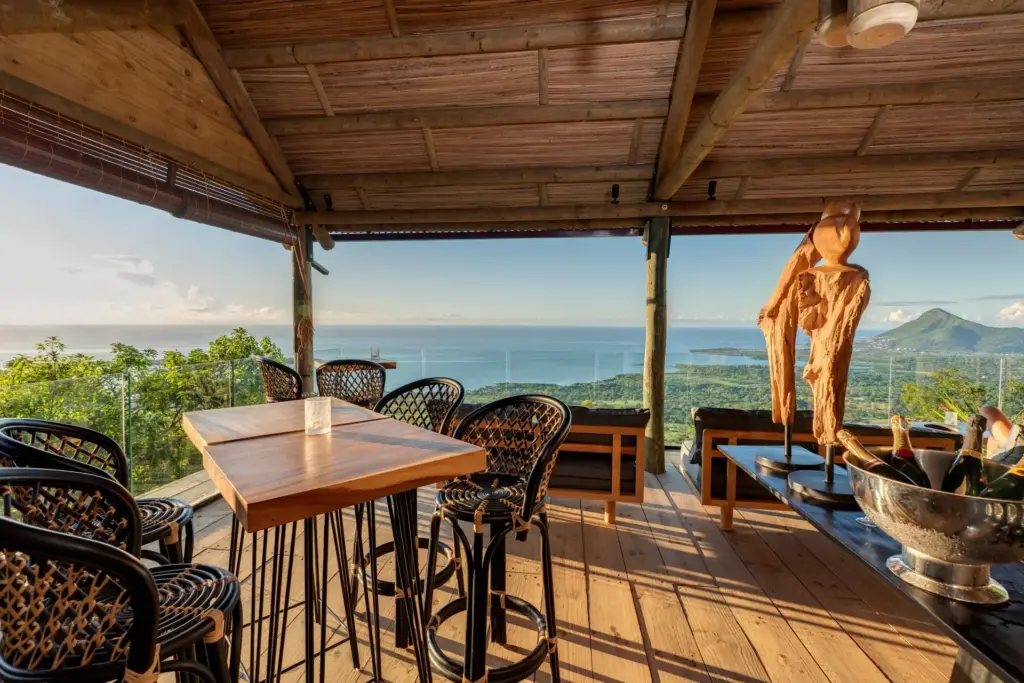 Spektakuläre Rundumblicke auf die Insel Mauritius und den Indischen Ozean bieten sich aus der Bar des Lakaz Chamarel Exclusive Lodge Boutique-Hotels, buchbar bei Fenners Reisen.
