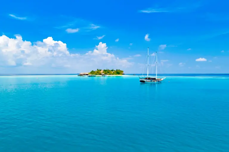 Blick auf das Mirihi Island Resort, das idyllisch auf einer der kleinsten Inseln der Malediven liegt. Buchen Sie den Aufenthalt bei Fenners Reisen!